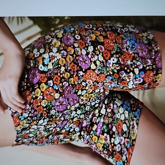 #65 Floral Stretch Activewear Shorts - Picture 9 of 10